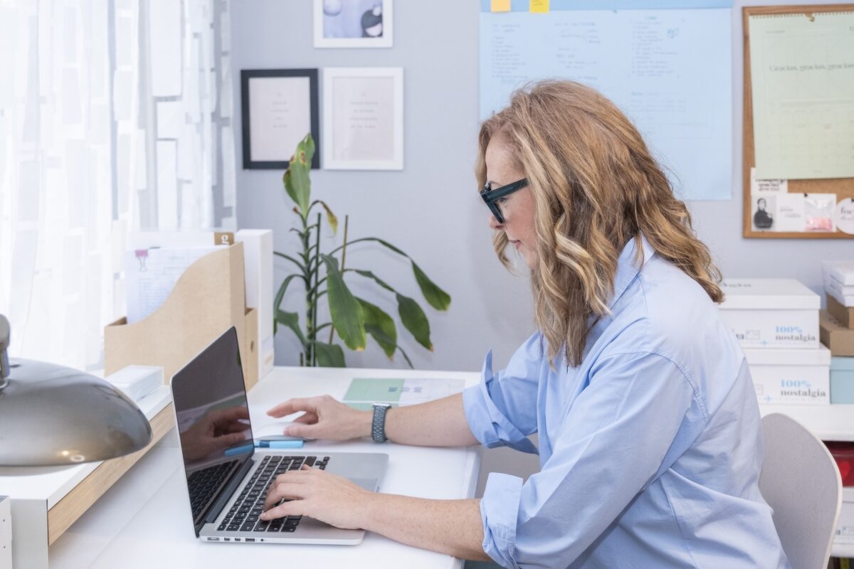 Mónica Perela trabajando